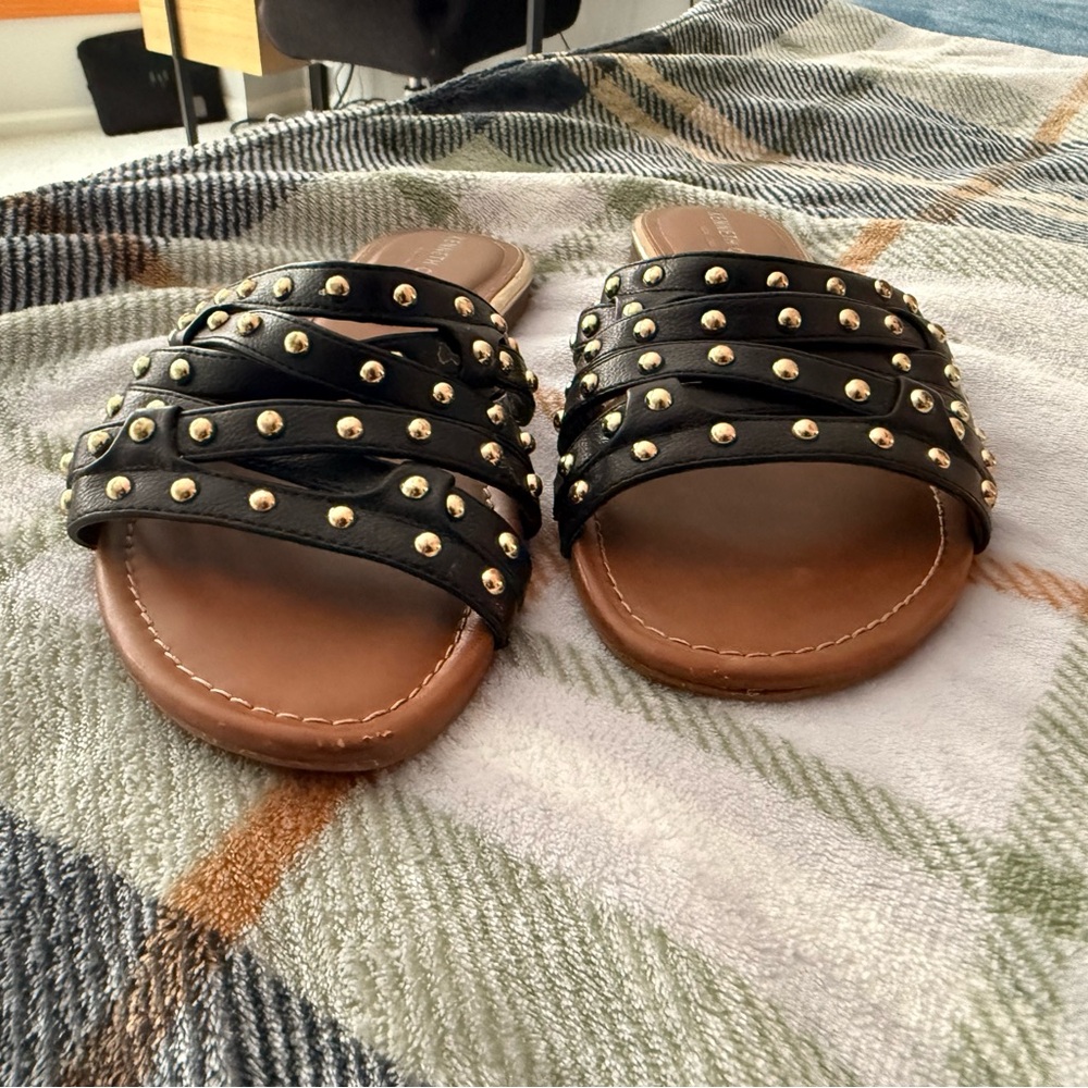 Kenneth Cole Kenneth Lyzelle' Black Faux-Leather Studded Sandals 9M - Picture 2 of 7